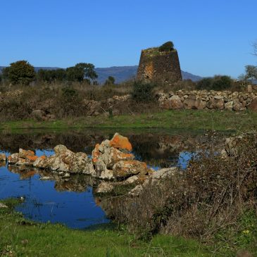 Il nuraghe Lure di Sedilo e il nuraghe Bighinzone di Borore.